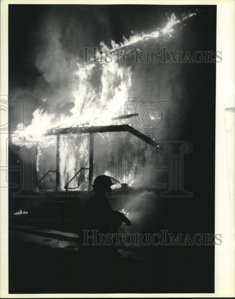 1990 Press Photo New Orleans fireman waits for water near a fire - nob10121 - Historic Images