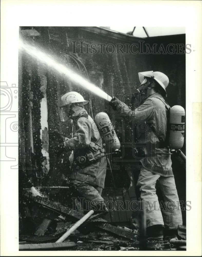 1990 Press Photo Jefferson Parish firefighters fight apartment blaze in Metarie. - Historic Images