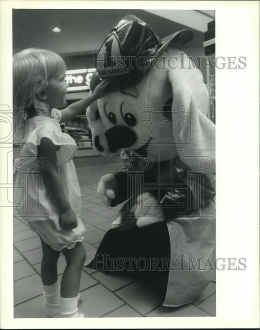 1990 Press Photo Kelly Harvell meets Fire Pup at Slidell's North Shore Mall. - Historic Images