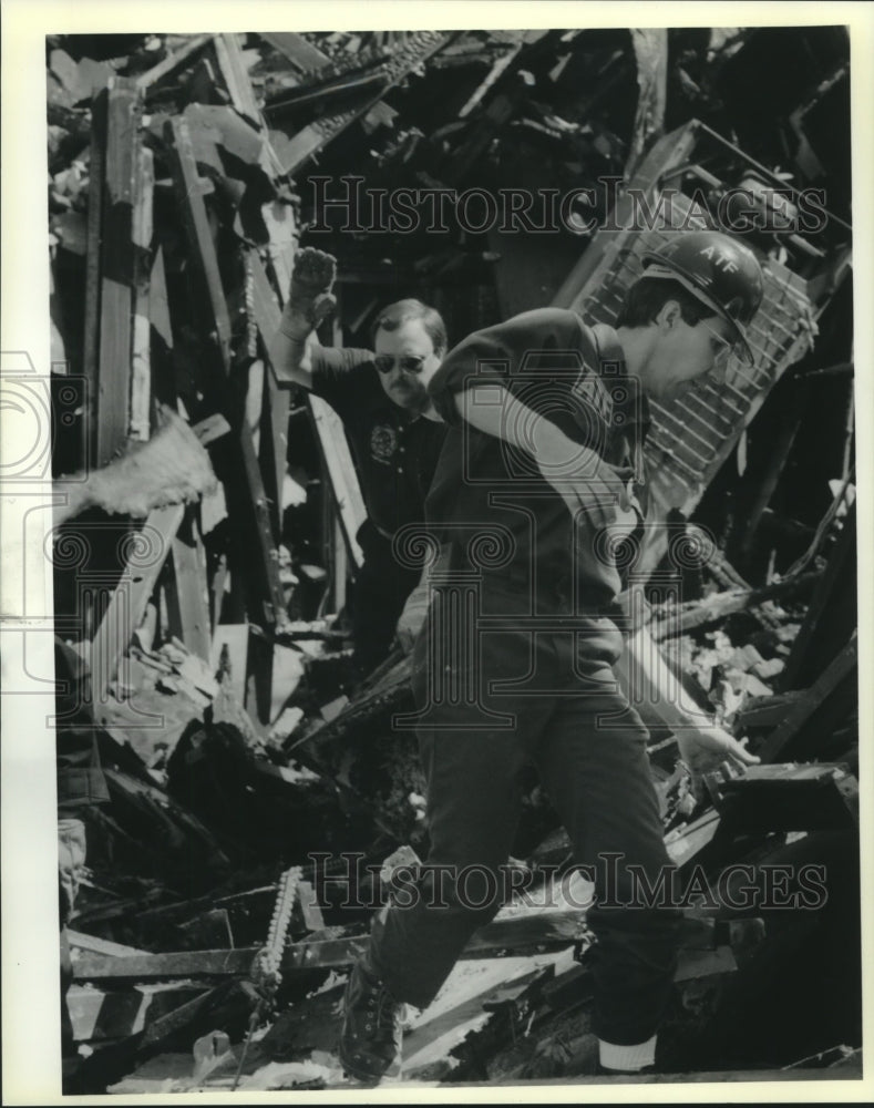 1990 Press Photo Arson investigators and ATF, walk through fire debris. - Historic Images