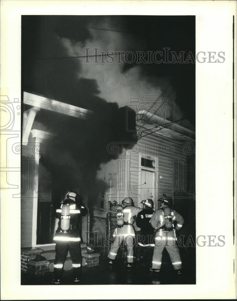 1989 Press Photo Firemen battle fire at 2300 block of St. Philp Street. - Historic Images