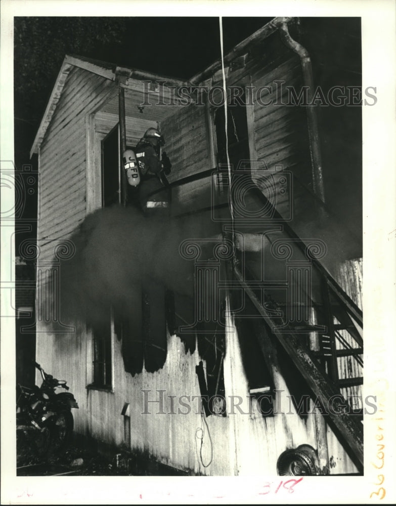 1987 Press Photo Fireman inspects aftermath of a deadly fire in Jefferson Parish - Historic Images