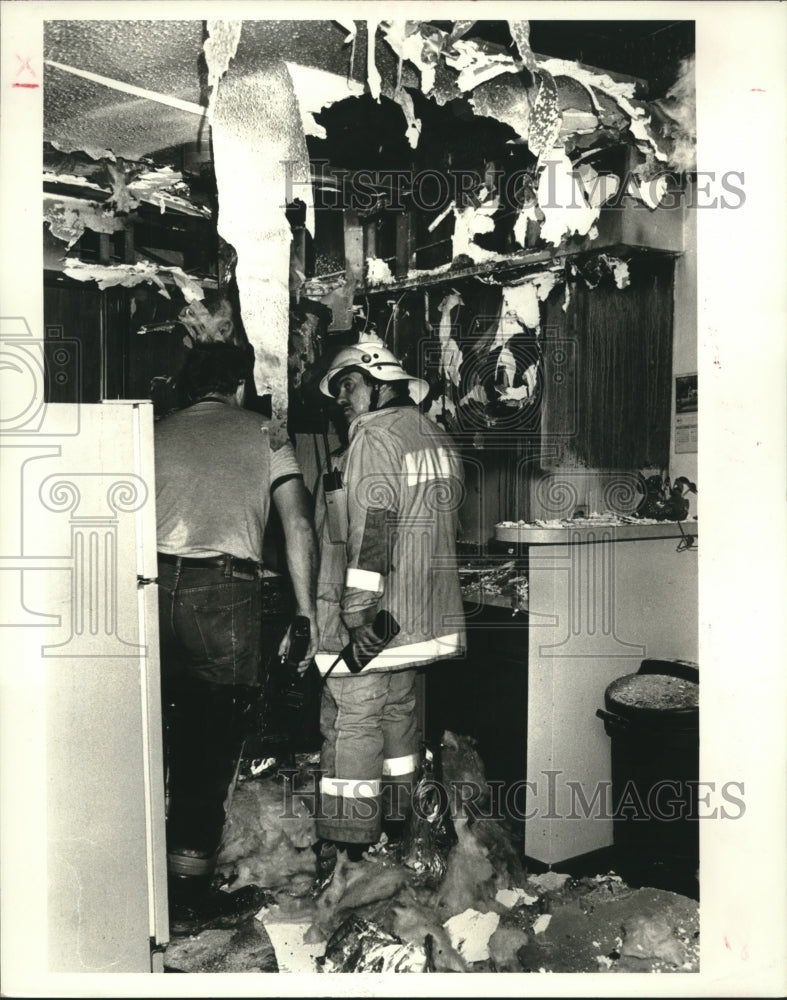 1986 Press Photo The kitchen burned in apartment at Riviera Complex. - nob10142 - Historic Images