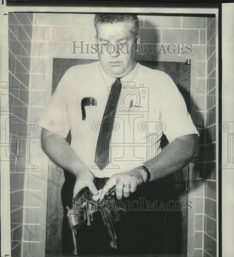 1988 Press Photo Weapons taken from Joseph McCants, 29, of Graceville, Florida. - Historic Images