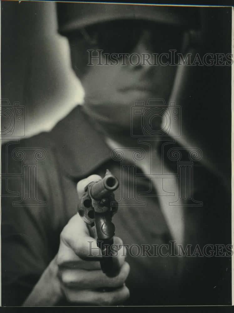 1975 Press Photo In the face of an armed robber, it&#39;s hard to know how to react. - Historic Images