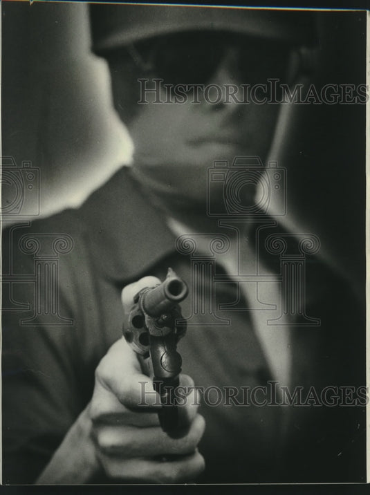 1975 Press Photo In the face of an armed robber, it's hard to know how to react. - Historic Images