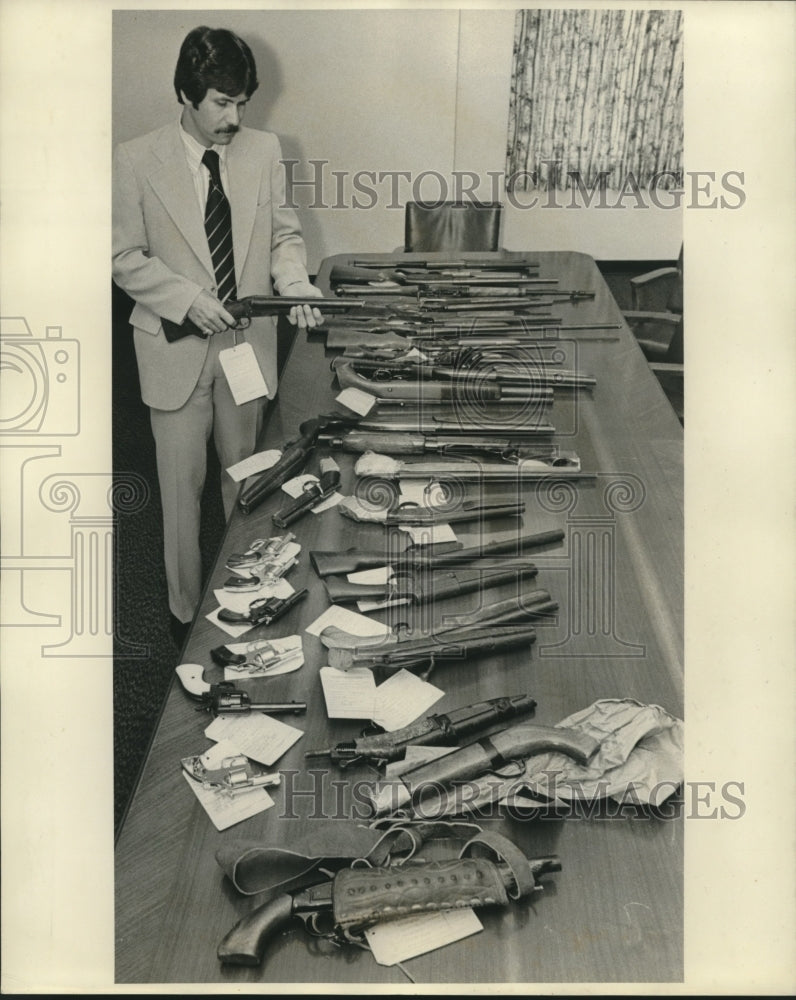 1978 Press Photo Firearms confiscated in an investigation and arrest. - Historic Images