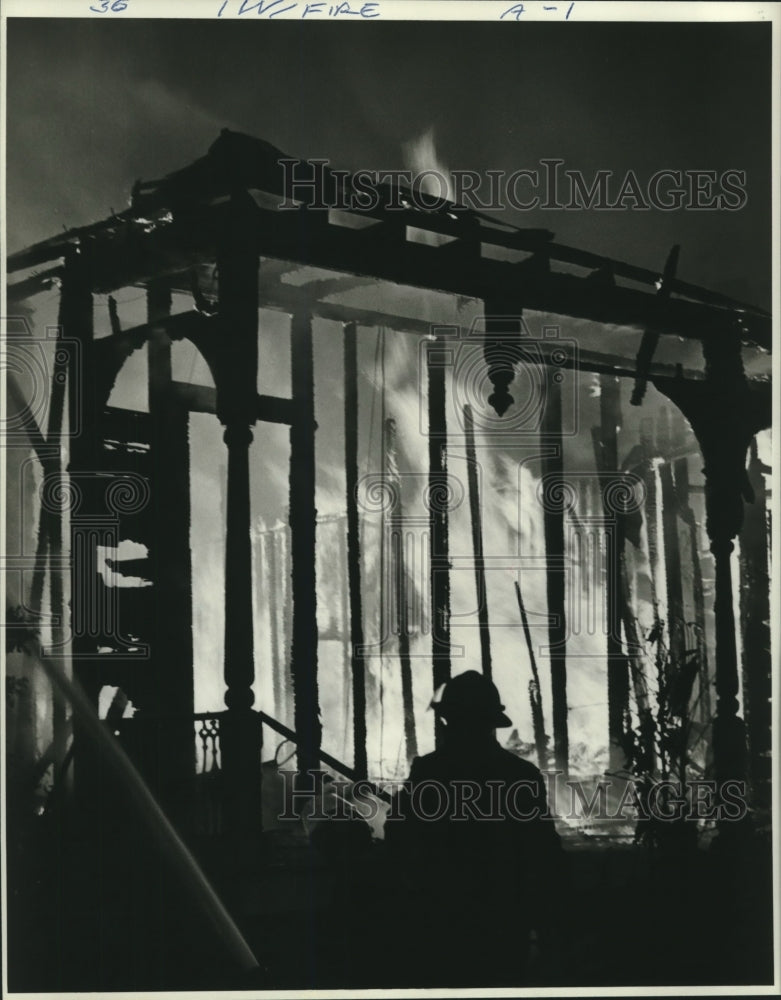 1987 Press Photo New Orleans Firefighters fight a roaring blaze. - Historic Images