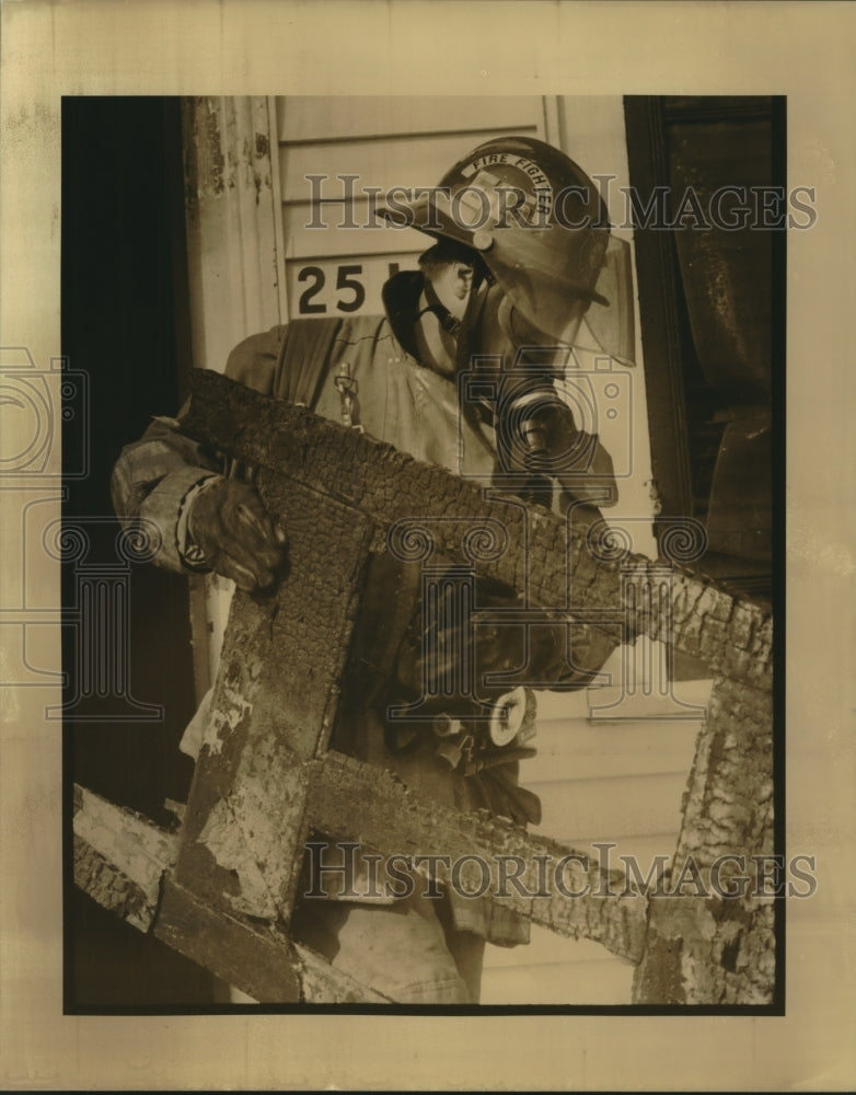 1992 Press Photo New Orleans fireman removes burnt door from St. Ann St. fire. - Historic Images