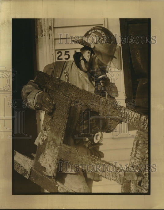 1992 Press Photo New Orleans fireman removes burnt door from St. Ann St. fire. - Historic Images