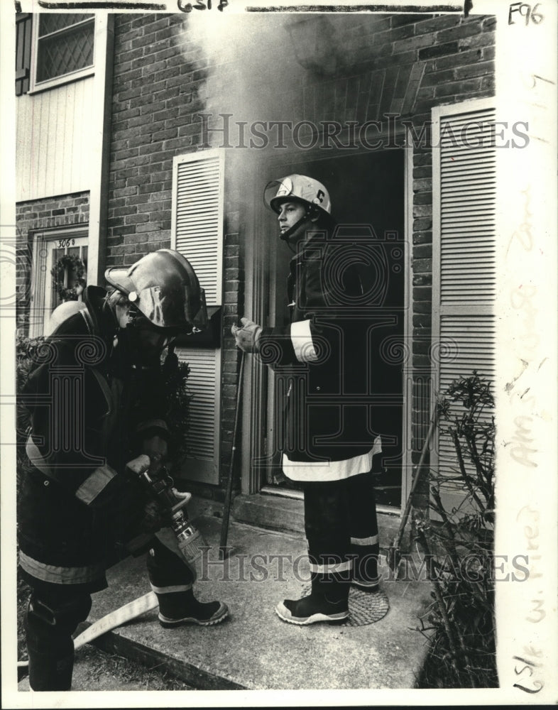 1980 Press Photo Firemen prepare to enter burning apartment unit at Terry Pkwy. - Historic Images