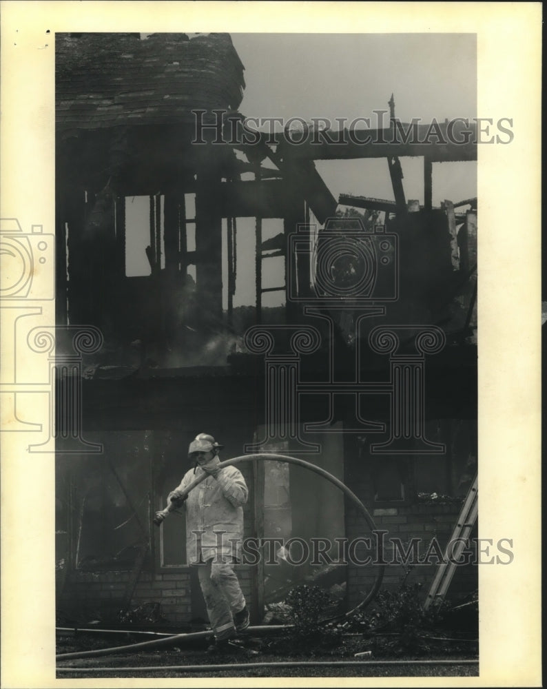 1990 Press Photo Firefighter at LaPlace Home Destroyed by Fire - Historic Images