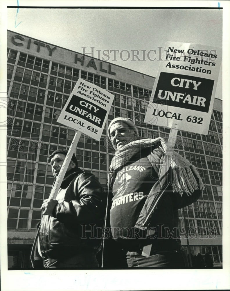 1988 Press Photo New Orleans firefighters picket outside City Hall - Historic Images