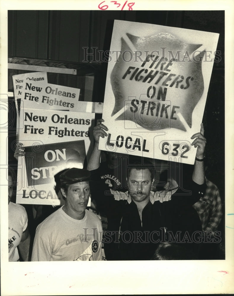 1986 Press Photo New Orleans firefighters carry strike signs after Union meeting - Historic Images