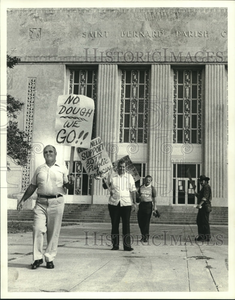 1978 Press Photo Men marching with signs - nob10210 - Historic Images