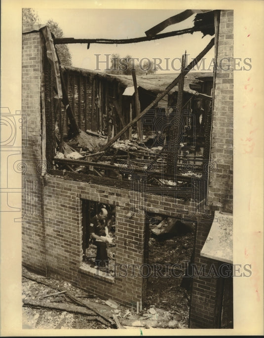 1989 Press Photo  Firefighter in burned out building - Historic Images