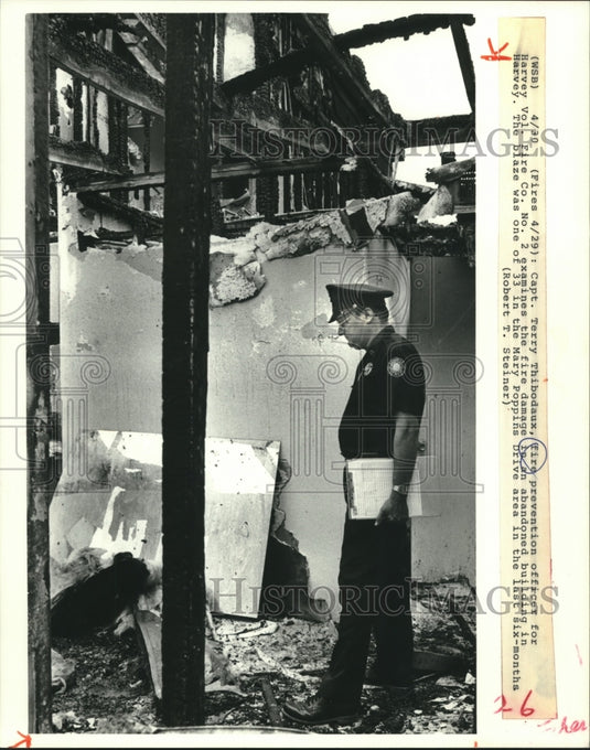 1988 Press Photo Captain Terry Thibodaux examines fire damage. - Historic Images