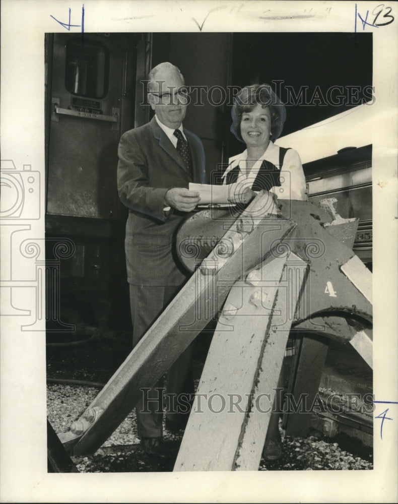 1973 Press Mrs. Stuart Thayer confers with UPT manager William A. Fitzgerald Jr. - Historic Images