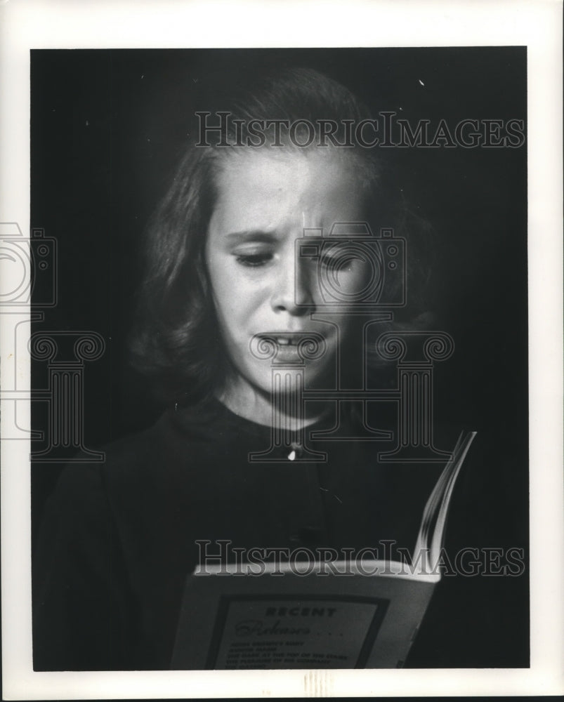 1963 Press Photo Lynn Rose Fillengane reads a book - nob10265 - Historic Images