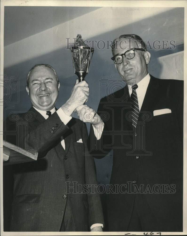 1965 Press Photo Murray C. Fincher receives the UF Torch from Louis B. Claverie - Historic Images