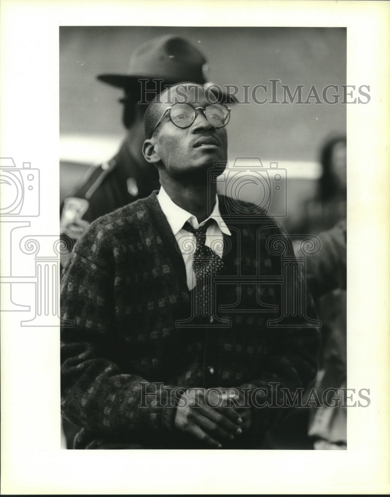 1995 Press Photo Cleo Fields seems to be in meditation - Historic Images