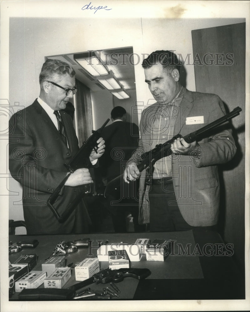 1968 Press Photo Lieutenant Ted Field and Lester G. Davis look over guns - Historic Images