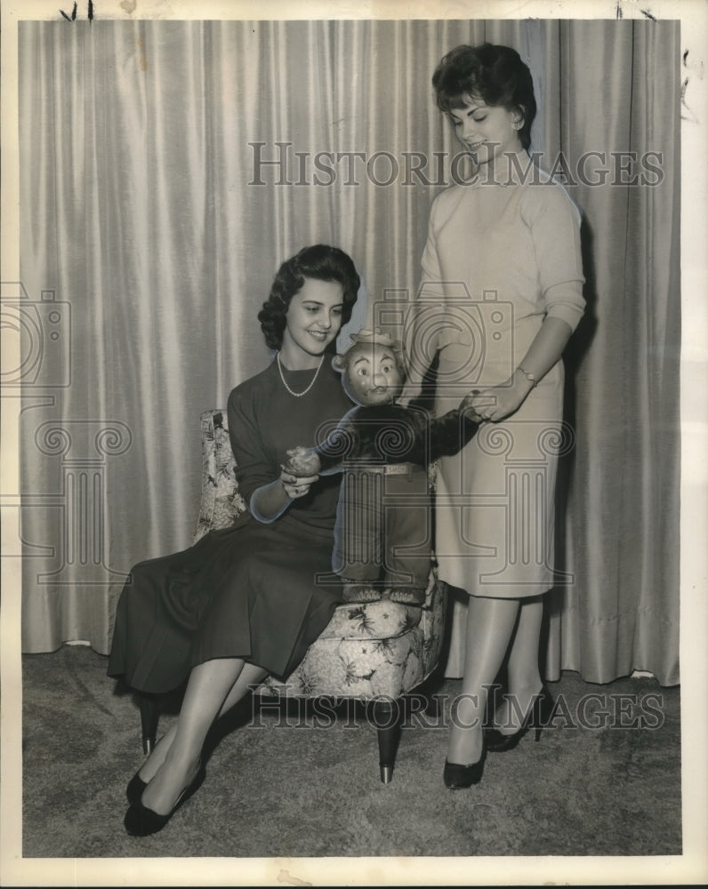 1959 Press Photo Forestry Queens of Louisiana and Arkansas with Smokey the Bear - Historic Images