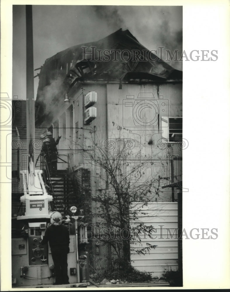 1989 Press Photo Firemen were still battling Bayou Road the LA Parisienne hotel - Historic Images