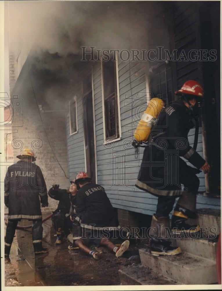 1989 Press Photo Fire in an unidentified apartment building - nob10306 - Historic Images