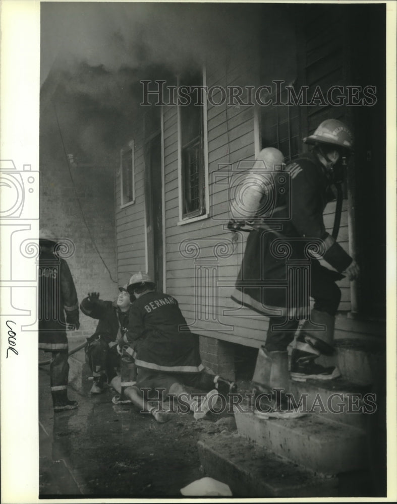 1989 Press Photo A fireman enters burning apartment in search of a second victim - Historic Images