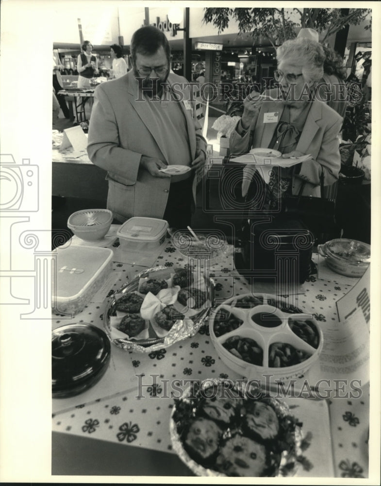 1988 Press Photo Mike Levy with Margaret Warren at 4-H Food Festival - nob10321 - Historic Images