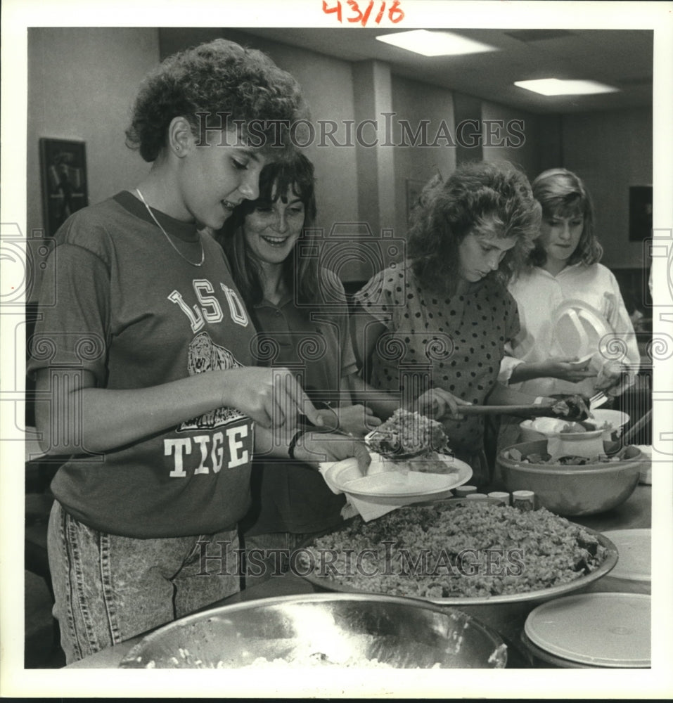 1988 Press Photo Mila Tucker samples her first taste of jambalaya - Historic Images