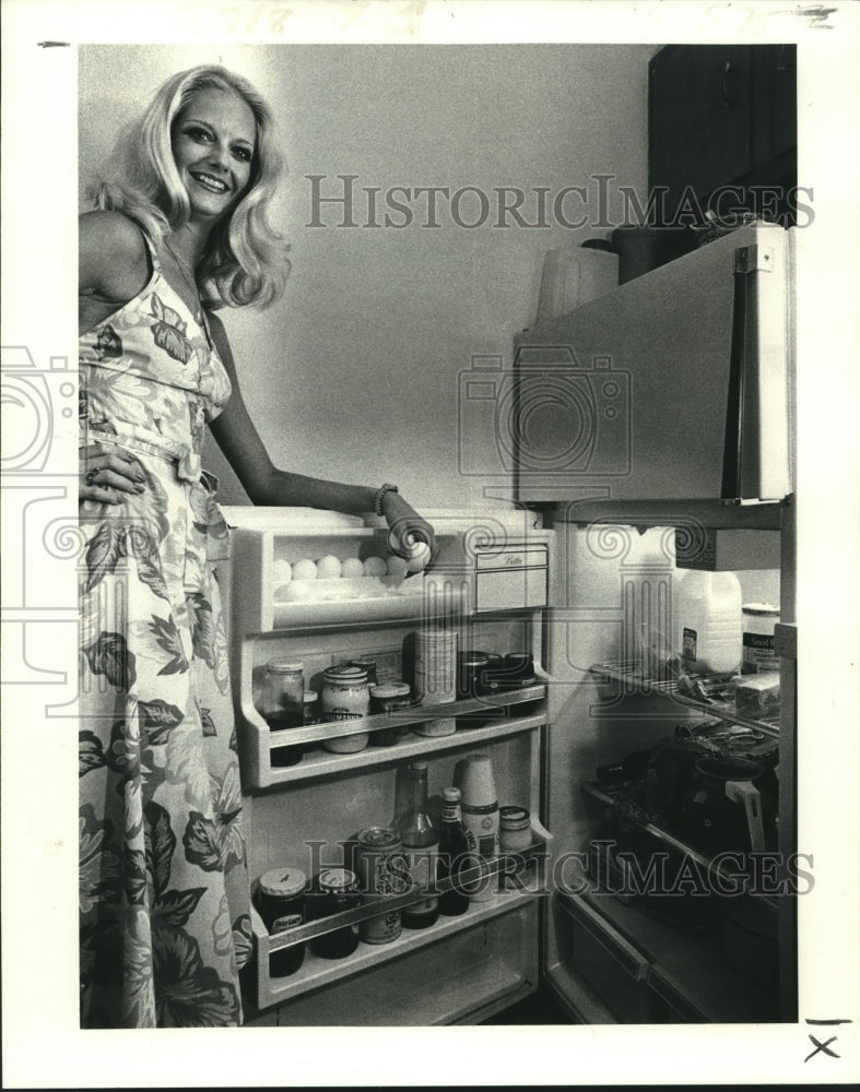 1981 Press Photo Anne Field shows off her stock of &#39;unhealthy food.&#39; - nob10340 - Historic Images