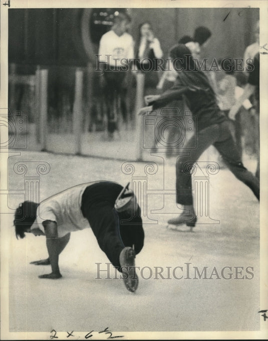 1974 Press Photo Ice skaters at Plaza skating rink, Lake Forest Shopping Center-Historic Images