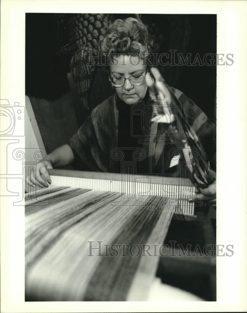 1995 Press Photo Fiber Arts as a Heritage - Roseline Young shows needle loom - Historic Images