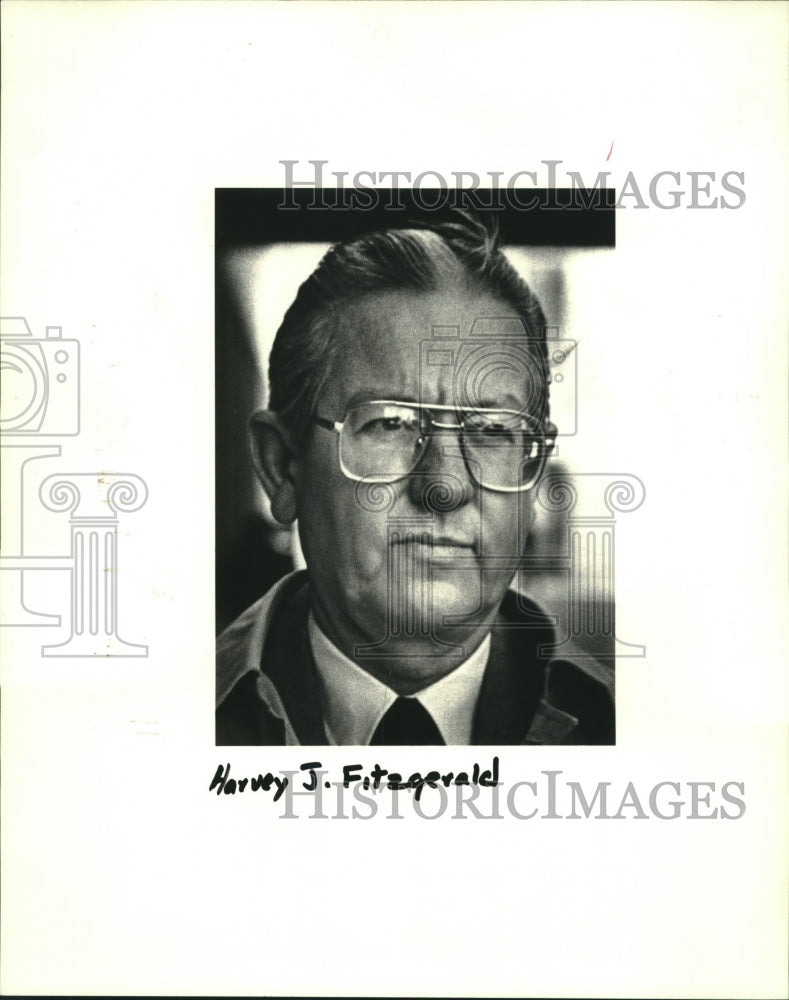 1985 Press Photo Harvey J. Fitzgerald leaves federal court after testimony - Historic Images