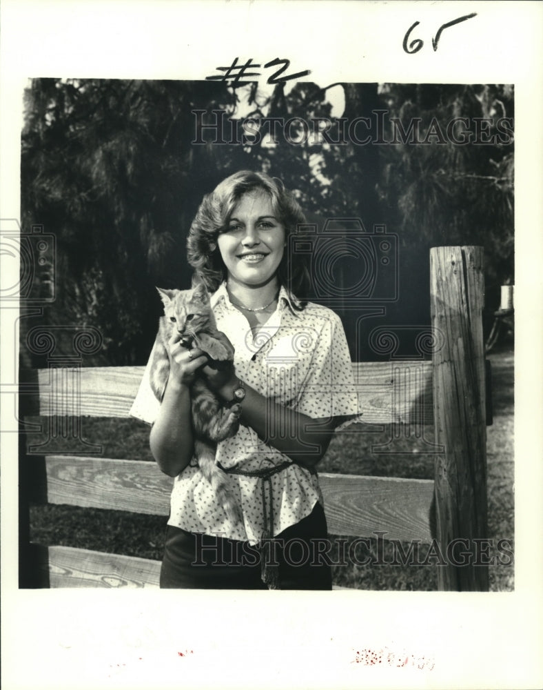 Press Photo Denise Fletcher holding kittin - nob10369 - Historic Images