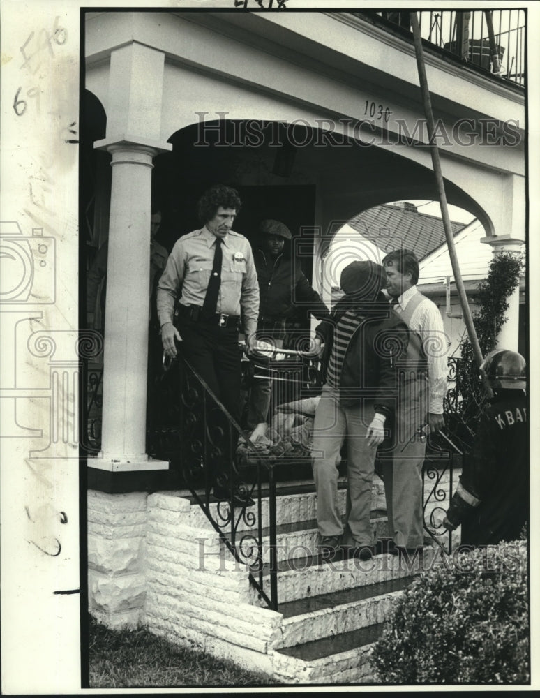 1982 Press Photo The body of victim Vera Powe is removed from her home - Historic Images