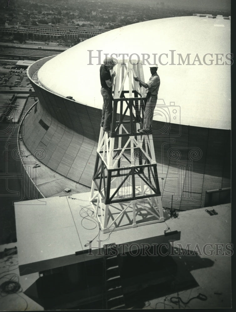 1981 Press Photo A sculpture of an oil rig top the new 1555 Poydras Building - Historic Images