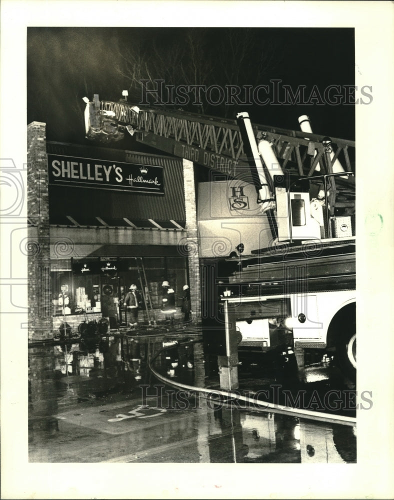 1987 Press Photo Early morning fire at Shelley&#39;s Hallmark on Jefferson Highway - Historic Images