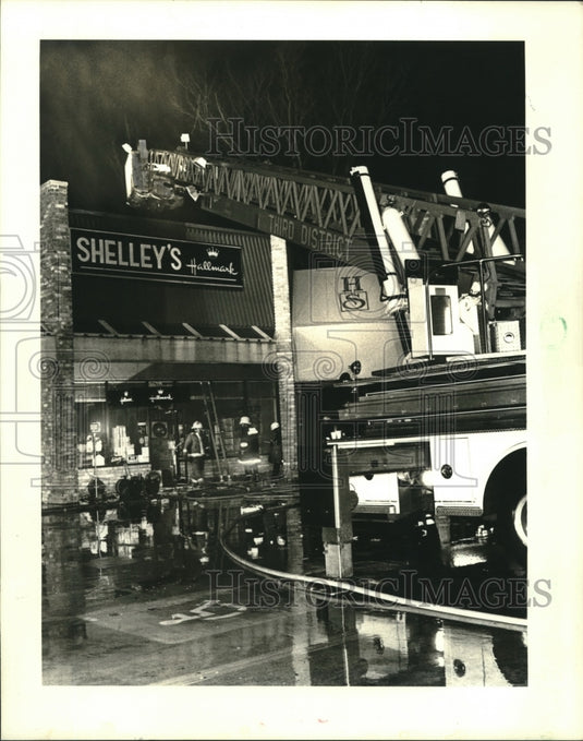 1987 Press Photo Early morning fire at Shelley's Hallmark on Jefferson Highway - Historic Images