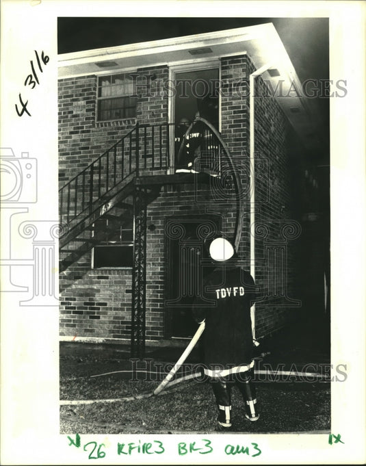1987 Press Photo Volunteer Fire Department works on building in Metairie - Historic Images