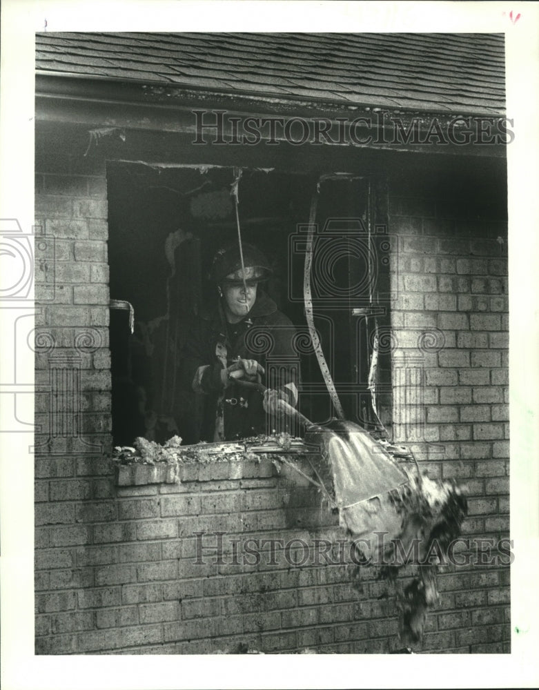 1987 Press Photo Fireman from New Orleans Fire Department shovels out house - Historic Images