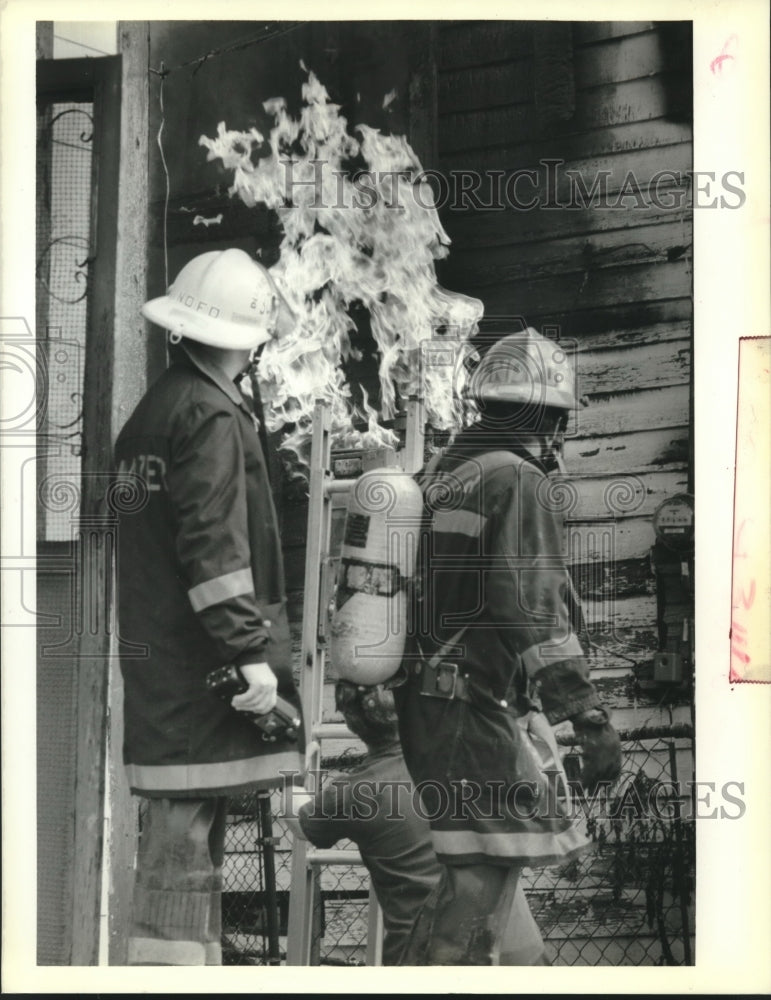 1989 Press Photo Firemen battle one alarm fire at 1027-29 La Salle St. - Historic Images