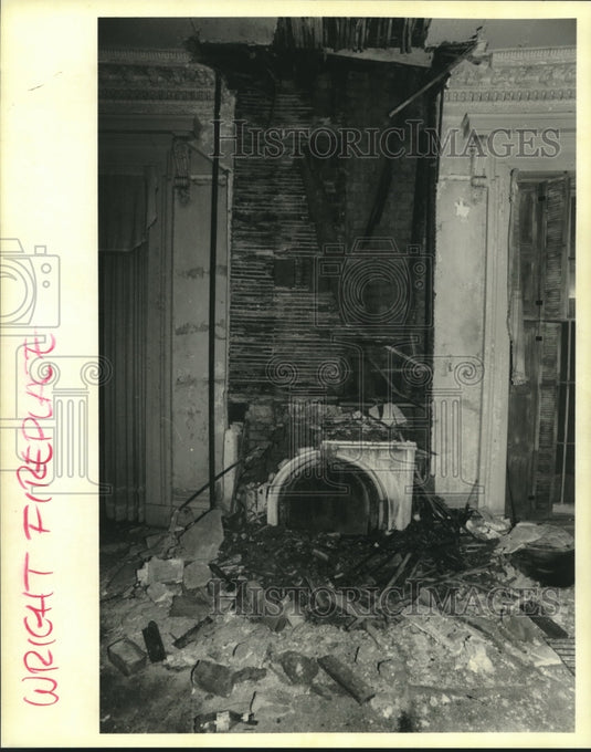 1995 Press Photo Downstairs fireplace inside Italianate mansion - Historic Images