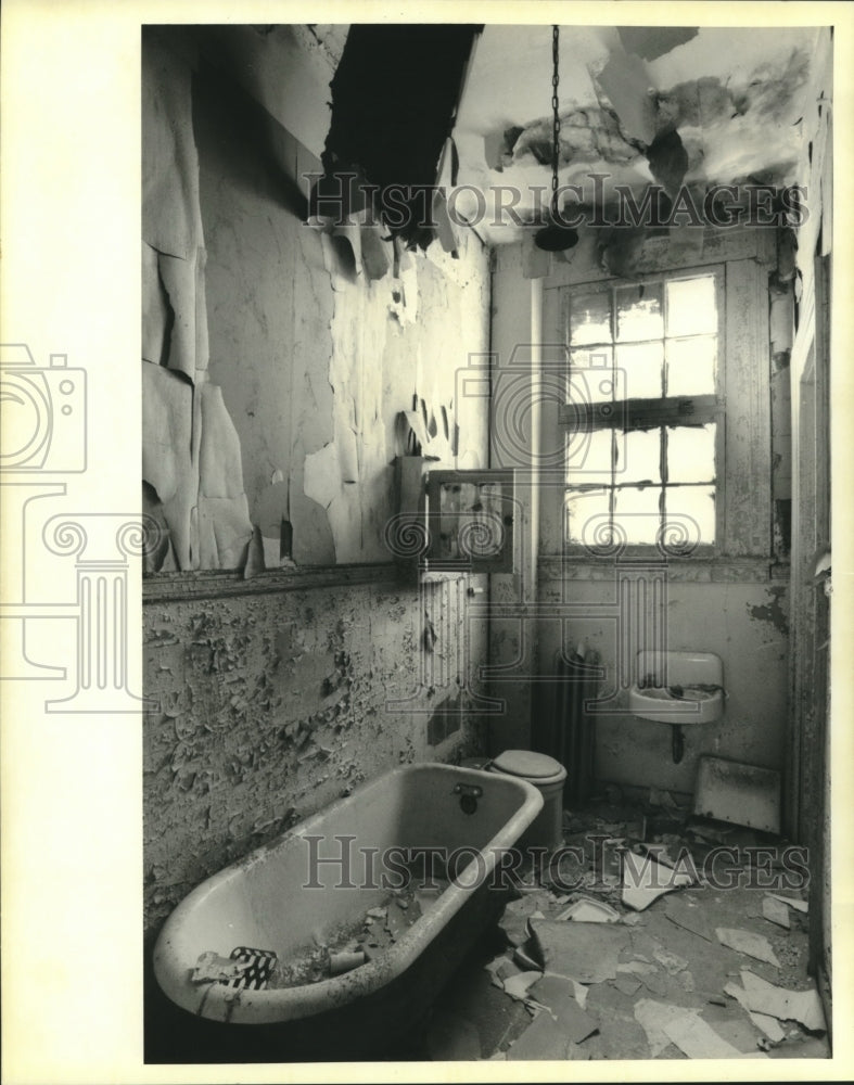 1995 Press Photo Upstairs bathroom of the Italianate mansion - nob10449 - Historic Images