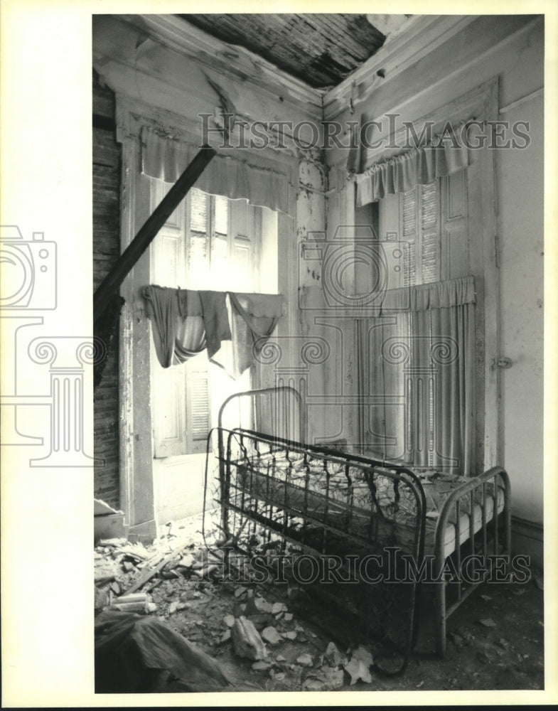 1995 Press Photo Upstairs bedroom of the Italianate mansion - Historic Images