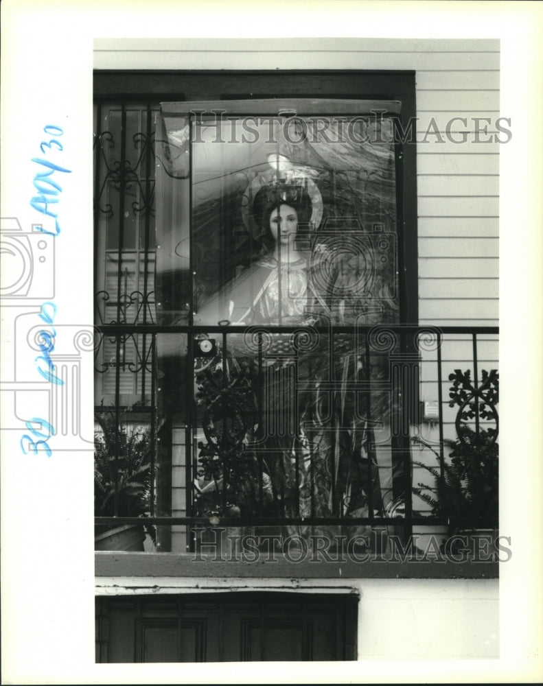 1995 Press Photo New Orleans Home with weird items in the yard-1448 Rocheblaye - Historic Images