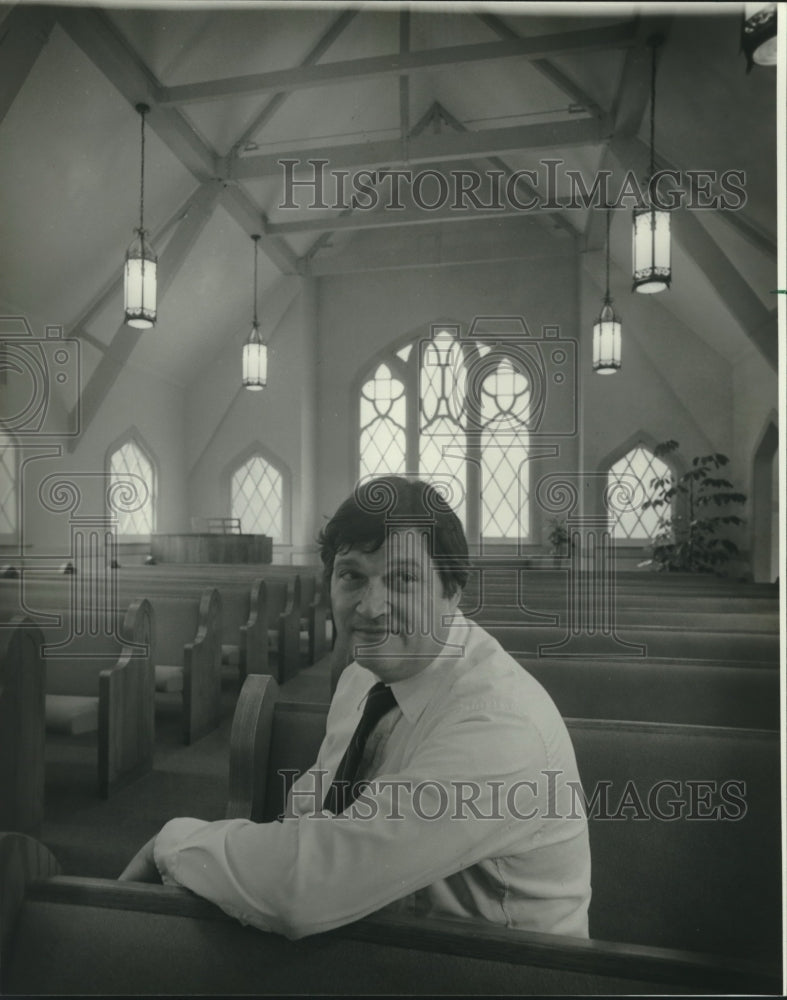 1982 Press Photo Architect Webster Deadman in renovated Church of Christ - Historic Images