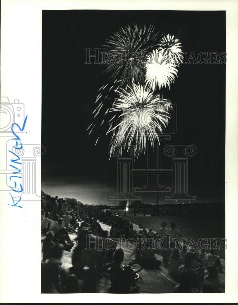 1987 Press Photo Fourth of July fireworks light up the sky on Mississippi River - Historic Images